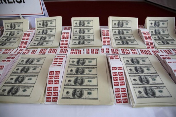 Gerçeğinden ayırt etmek neredeyse imkansız! İstanbul'da sahte dolar operasyonu