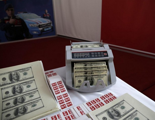 Foto - Gerçeğinden ayırt etmek neredeyse imkansız! İstanbul'da sahte dolar operasyonu