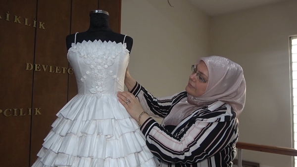 Gerçeğinden farkı yok! Üretim hatası maskelerden öyle bir şey yaptı ki...