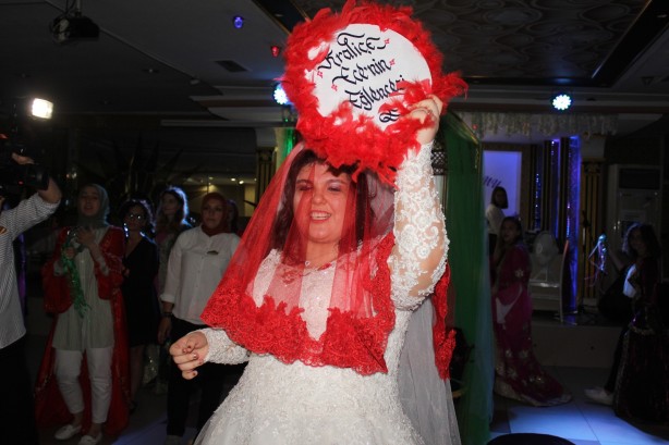 Gerçeğini aratmadı! Bu düğünde damat yok