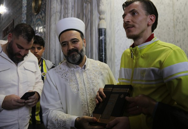 Foto - Gerçekleri arıyordu ve buldu! Göz yaşlarını tutamadı! Sırp turist Kelime-i Şehadet getirerek Müslüman oldu! 