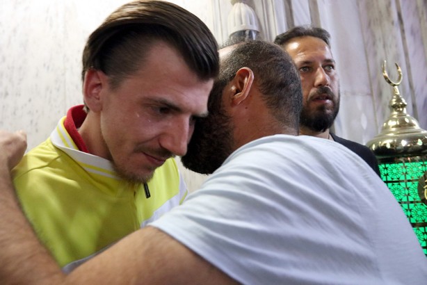 Foto - Gerçekleri arıyordu ve buldu! Göz yaşlarını tutamadı! Sırp turist Kelime-i Şehadet getirerek Müslüman oldu! 