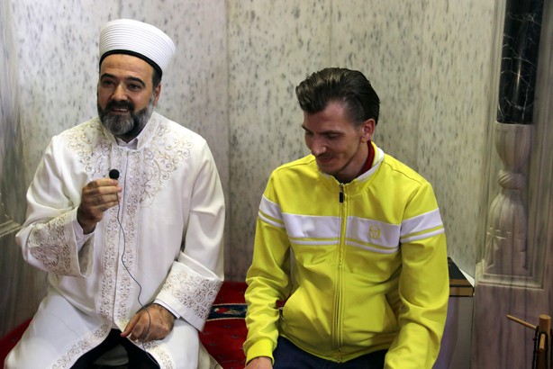 Foto - Gerçekleri arıyordu ve buldu! Göz yaşlarını tutamadı! Sırp turist Kelime-i Şehadet getirerek Müslüman oldu! 