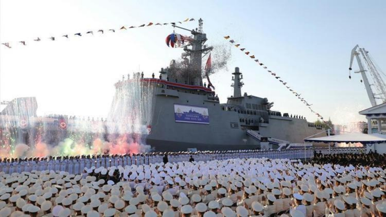 Foto - Gerçekten akıl alır gibi değil! 5 bin tonluk yerli üretim savaş gemisi, denize indirme töreninde herkesin gözü önünde düştü