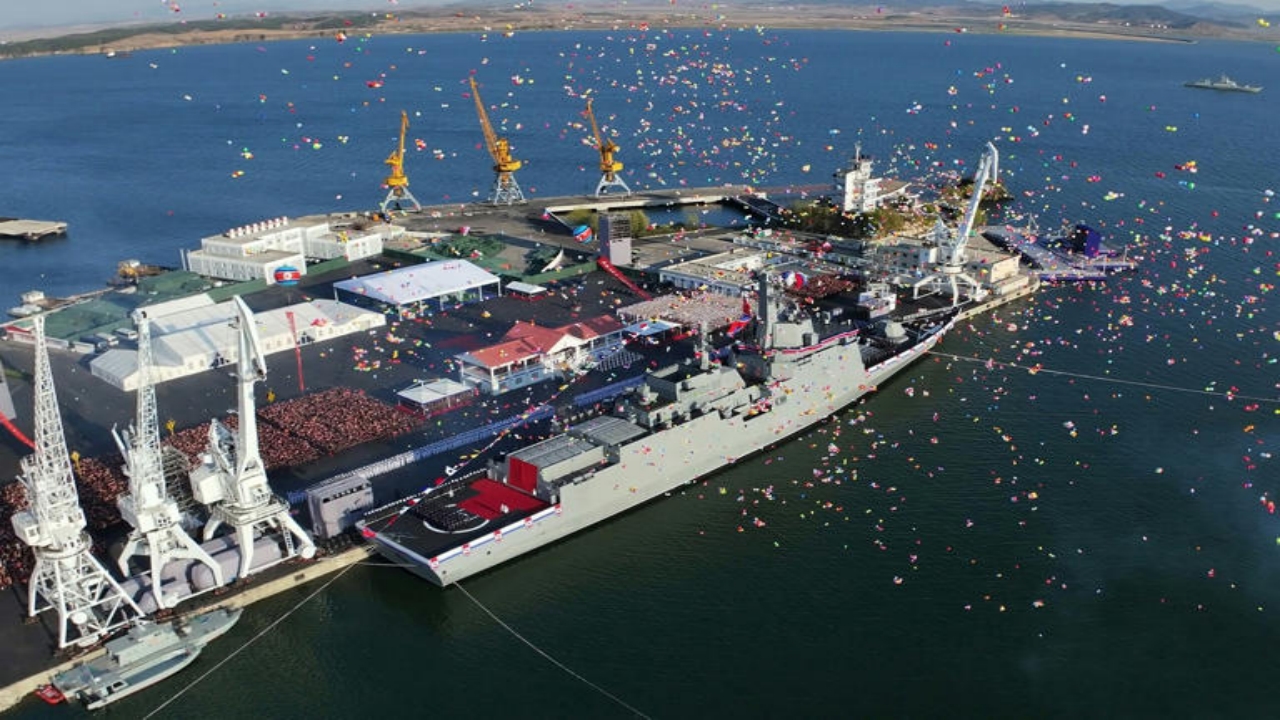 Foto - Gerçekten akıl alır gibi değil! 5 bin tonluk yerli üretim savaş gemisi, denize indirme töreninde herkesin gözü önünde düştü