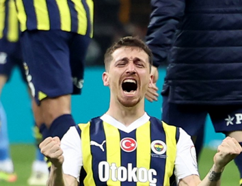 Foto - Gerçekten yazıklar olsun! Bi sus be adam! Bırak tribünlere oynamayı artık…