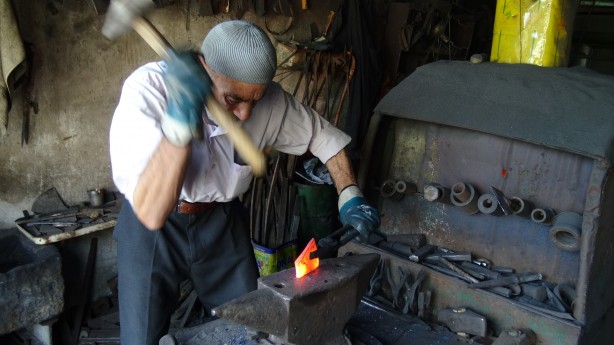 Gercüş'te teknolojiye direnen demircilik mesleğini sürdürüyor