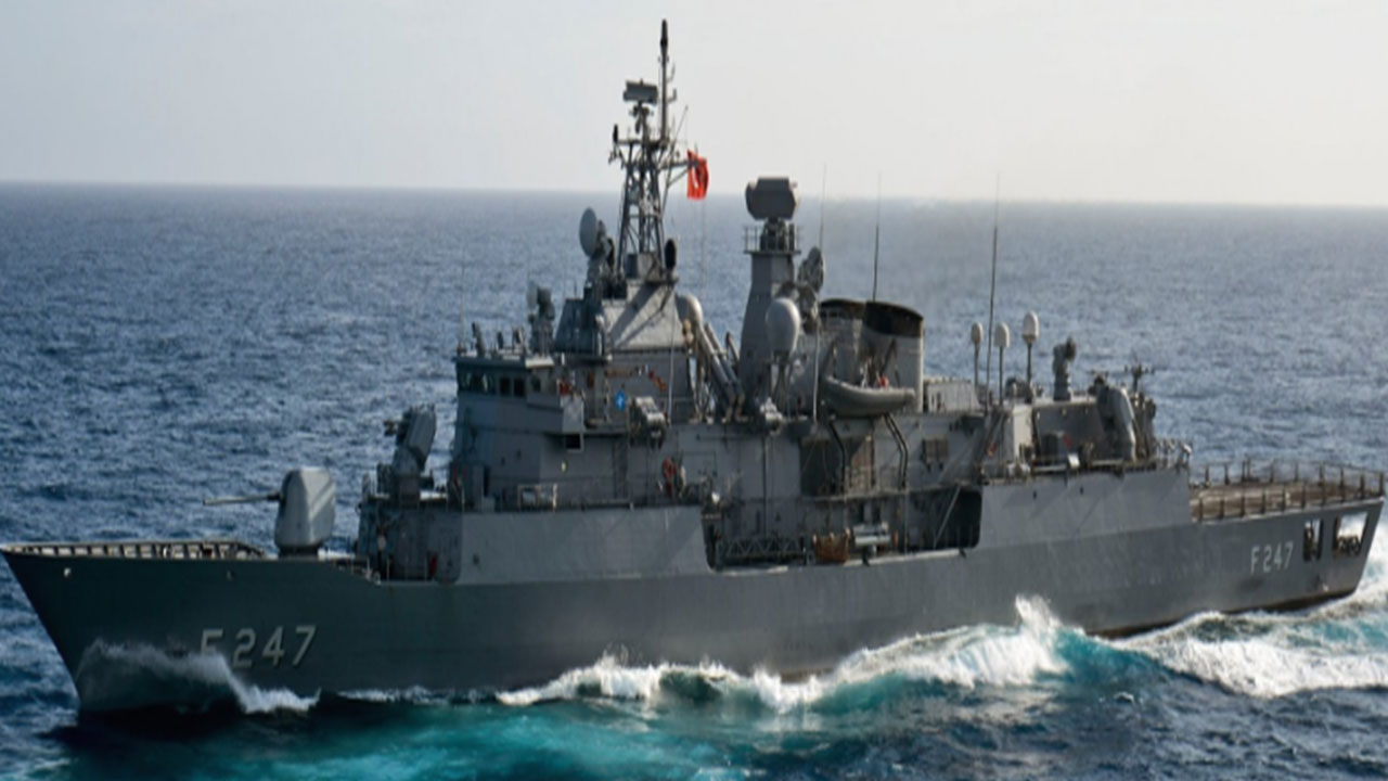 Gerginlik sürerken Türk savaş gemisi Yunanistan limanında