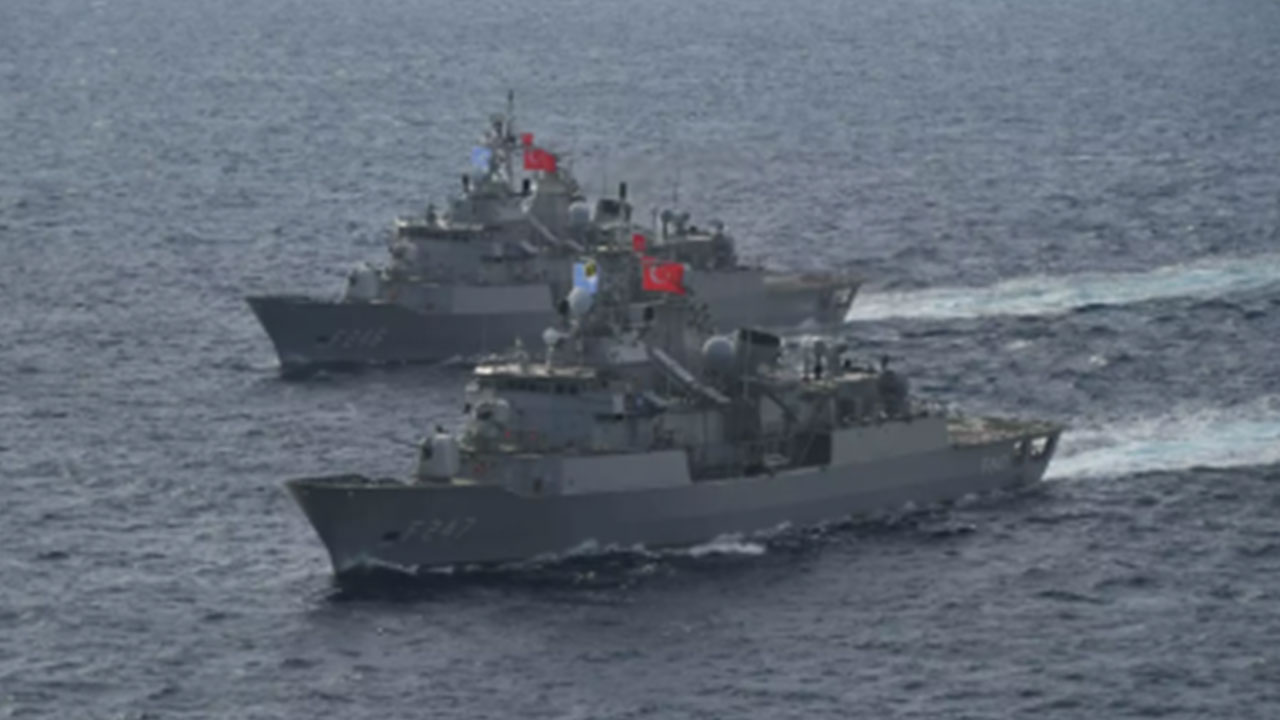 Foto - Gerginlik sürerken Türk savaş gemisi Yunanistan limanında