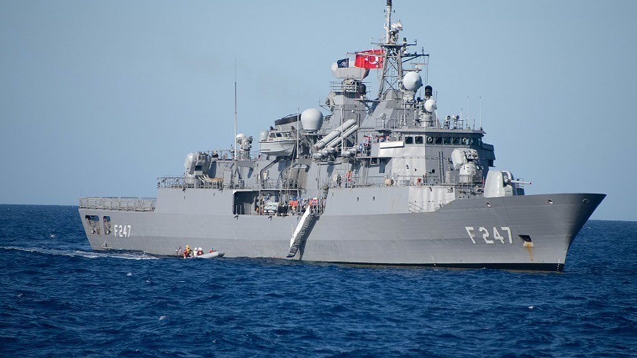 Foto - Gerginlik sürerken Türk savaş gemisi Yunanistan limanında