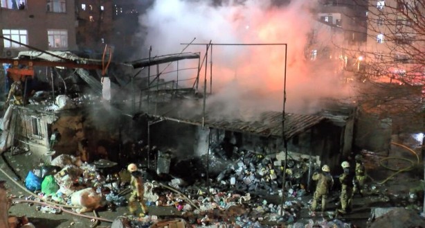 Geri dönüşüm deposu alev alev yandı