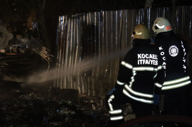 Foto - Geri dönüşüm deposunda çıkan yangın paniği