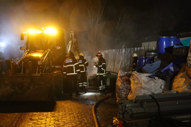 Foto - Geri dönüşüm deposunda çıkan yangın paniği