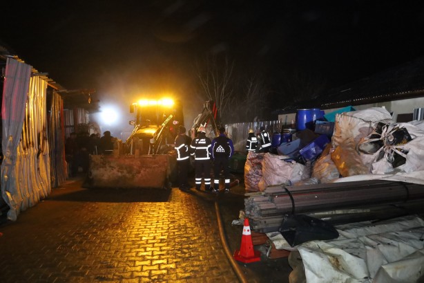 Foto - Geri dönüşüm deposunda çıkan yangın paniği