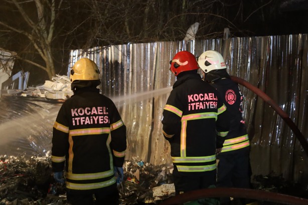 Foto - Geri dönüşüm deposunda çıkan yangın paniği