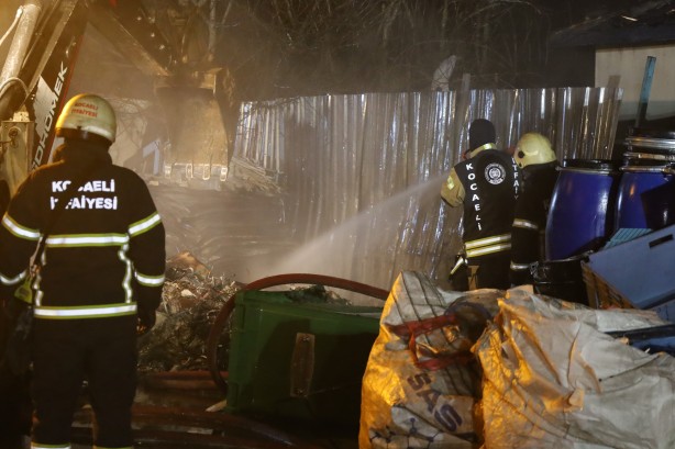 Foto - Geri dönüşüm deposunda çıkan yangın paniği