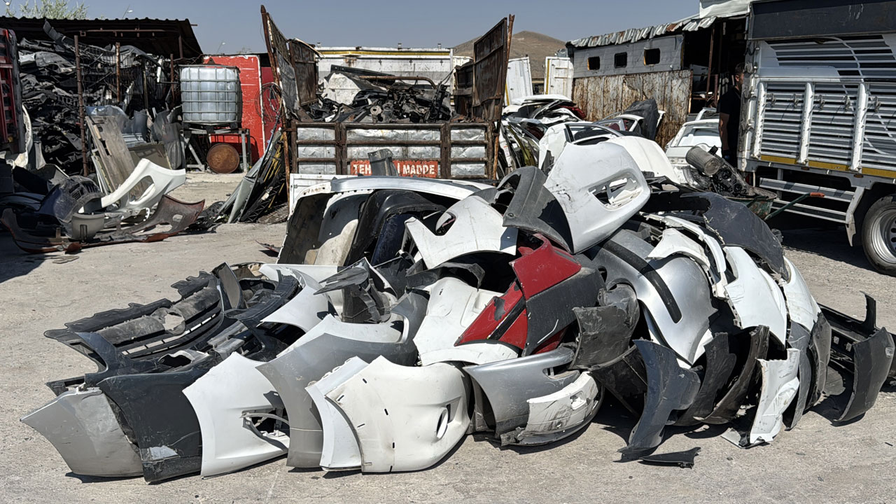 Geri dönüşümün böylesi! Hurda araçların tamponlarından bu da olur mu demeyin