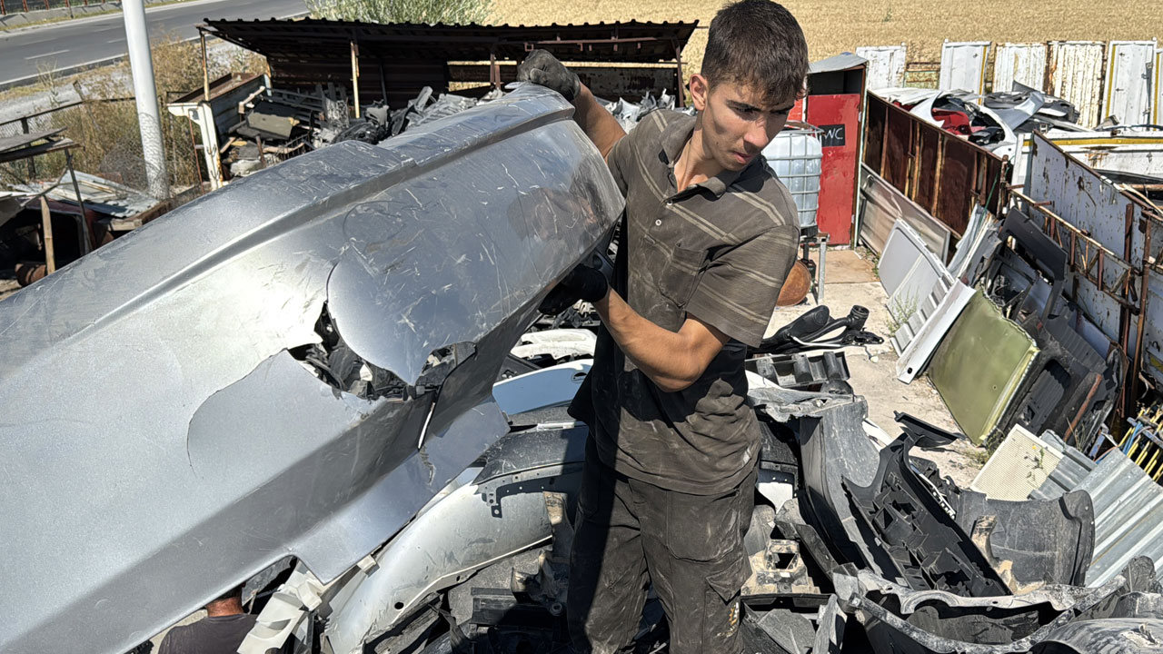 Foto - Geri dönüşümün böylesi! Hurda araçların tamponlarından bu da olur mu demeyin