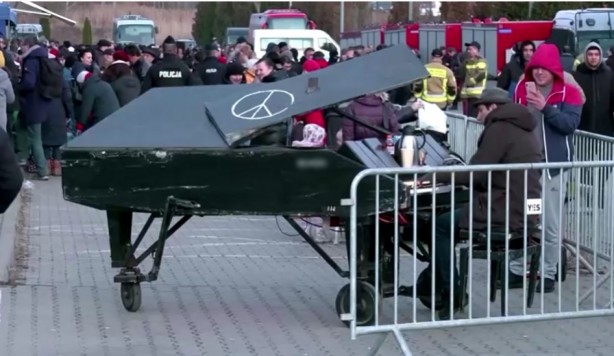 Gezi Kalkışması'nda çapulculara destek veren piyanist Ukrayna sınırına konuşlandırıldı