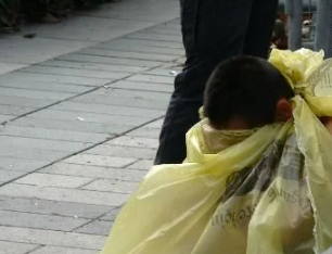 Foto - Gezi Parkı yakınlarında görülmemiş olay! Vatandaşlar kadını böyle görünce hayrete düştü