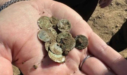 Foto - Gezmeye çıkan kadın şans eseri 900 yıllık hazine buldu