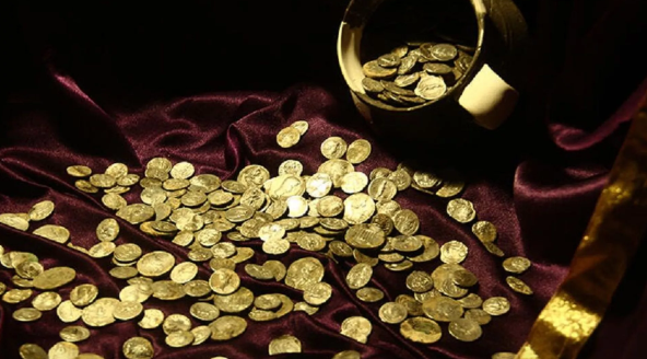 Foto - Gezmeye çıkan kadın şans eseri 900 yıllık hazine buldu