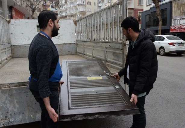 Foto - Girdikleri dairede bir şey bulamayınca kapıyı çaldılar