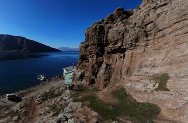 Giren 40 gün çıkmıyor! Türbe ziyaretçi akınına uğruyor