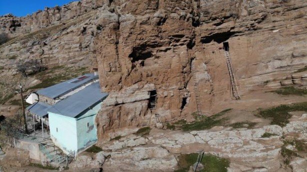 Foto - Giren 40 gün çıkmıyor! Türbe ziyaretçi akınına uğruyor