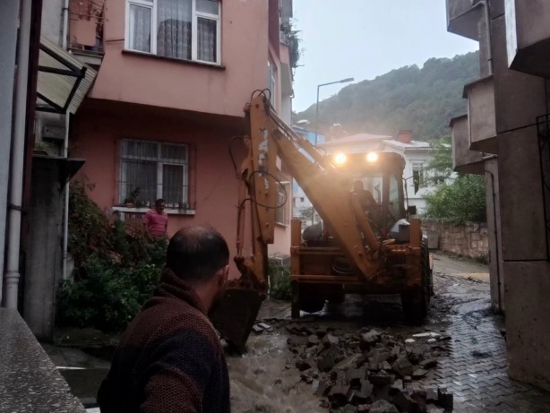Foto - Giresun'da sağanak; cadde ve sokaklar suyla doldu