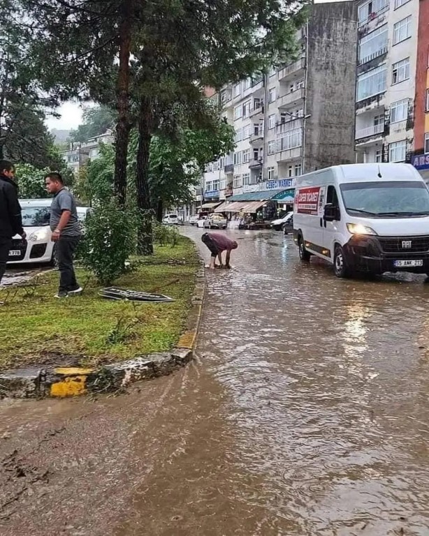 Foto - Giresun'da sağanak; cadde ve sokaklar suyla doldu
