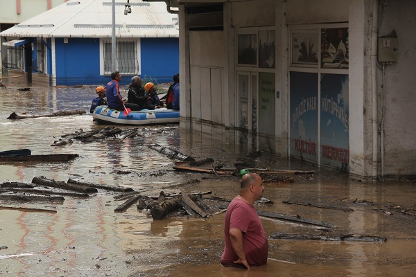 Foto - Giresun'da vatandaşlar botlarla kurtarıldı
