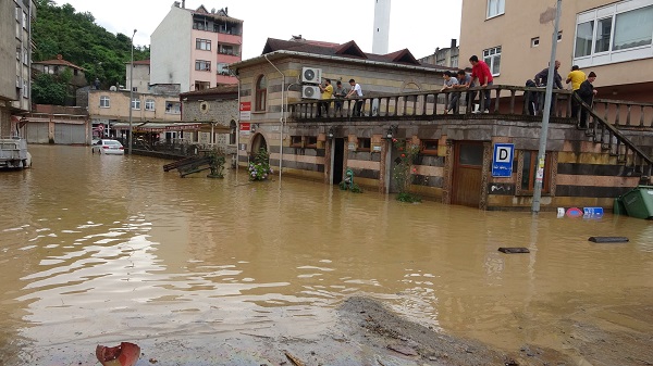 Foto - Giresun'da vatandaşlar botlarla kurtarıldı