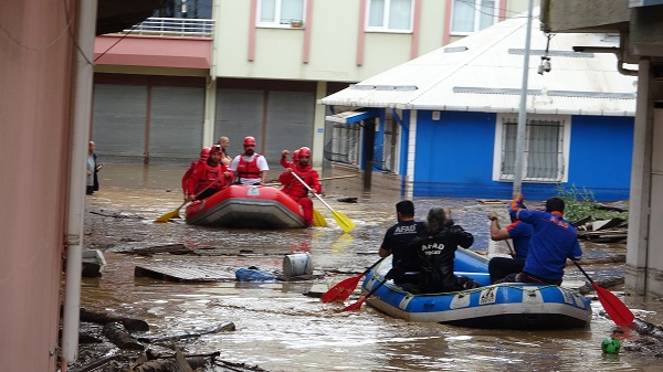 Giresun'da vatandaşlar botlarla kurtarıldı