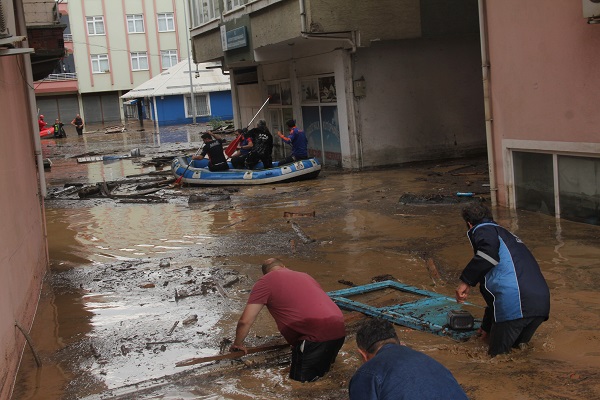 Foto - Giresun'da vatandaşlar botlarla kurtarıldı