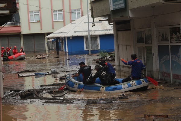 Foto - Giresun'da vatandaşlar botlarla kurtarıldı