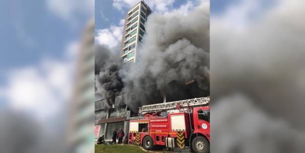 Giriş katta çıkan yangın yüzünden 12 katlı apartman tahliye edildi