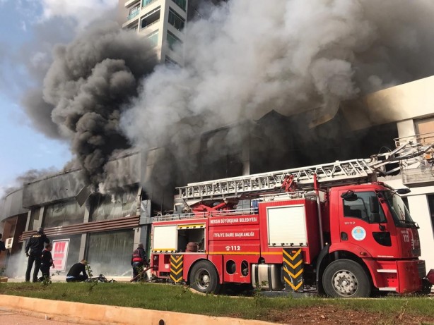 Foto - Giriş katta çıkan yangın yüzünden 12 katlı apartman tahliye edildi