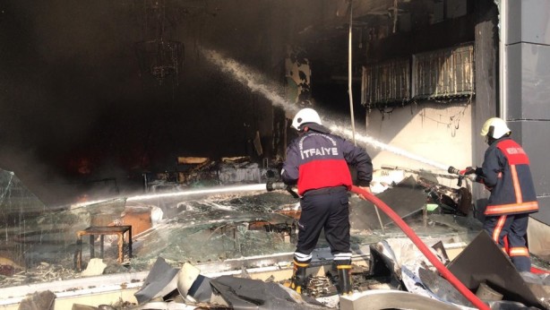 Foto - Giriş katta çıkan yangın yüzünden 12 katlı apartman tahliye edildi