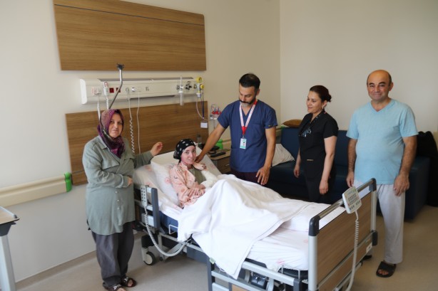 Foto - Gittiği hastanelerde "Kolunu keselim" dediler! Genç kız o koluyla su bile içti