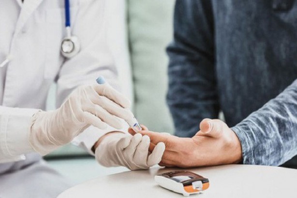 Foto - Ancak pankreas, kan şekerindeki artış nedeniyle yanıt vermeyi durdurur ve diyabetin erken belirtileri için zemin hazırlar. Prediyabetiniz varsa kan şekeriniz sürekli olarak normalden yüksek çıkar, ancak henüz tip 2 diyabet olarak kabul edilecek kadar yüksek değildir.