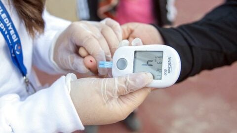 Foto - Prediyabetin 8 uyarı işareti Görünür belirtiler olmadan diyabet uzun yıllar boyunca vücutta ilerleyebilir. Bununla birlikte, kan şekeriniz çok yükseldiğinde tip 2 diyabete benzer işaretler yaşamaya başlayabilirsiniz. Bu nedenle, prediyabet için risk faktörleriniz varsa veya çoğu tip 2 diyabete daha yakın olduğunuz anlamına gelen aşağıdaki belirtilerden herhangi birini fark ederseniz, mutlaka bir uzmana başvurun.