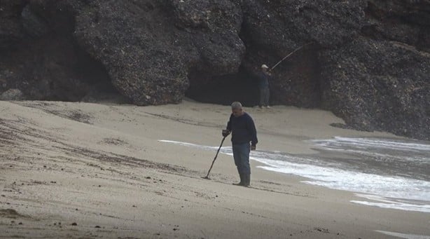 Foto - Gizli servet! Dedektörünü alan defineci, sahile koştu