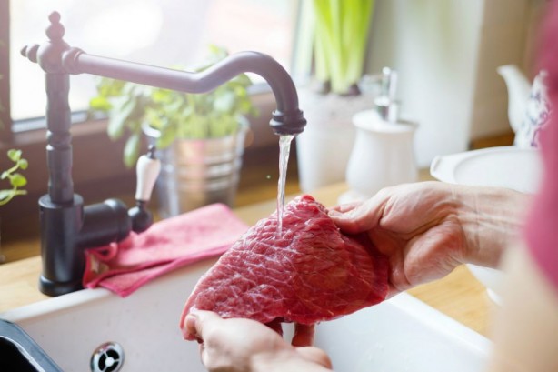 Foto - Gizli tehlike! Eti pişirmeden önce sakın bunu yapmayın