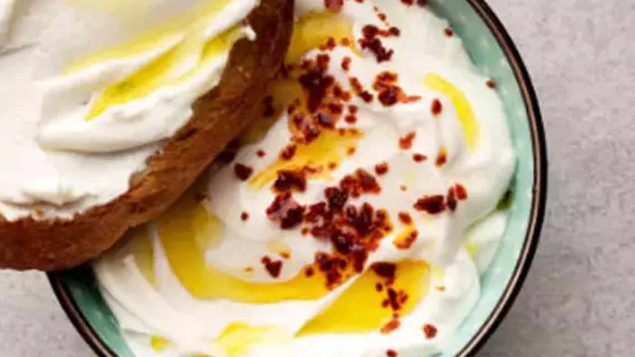 Foto - Göbek yağları yanıyor! Yoğurda 1 yemek kaşığı ekleyin: 14 gün sürüyor! Cayır cayır yağ yakan kür