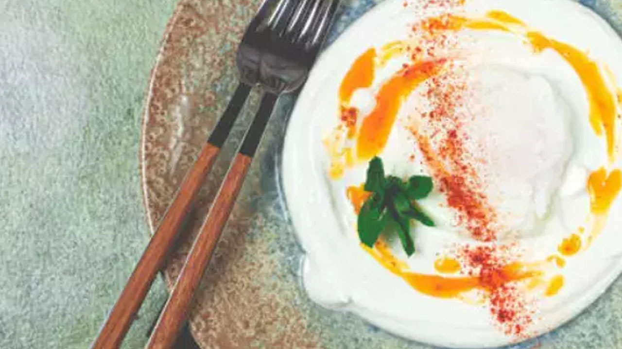 Göbek yağları yanıyor! Yoğurda 1 yemek kaşığı ekleyin: 14 gün sürüyor! Cayır cayır yağ yakan kür