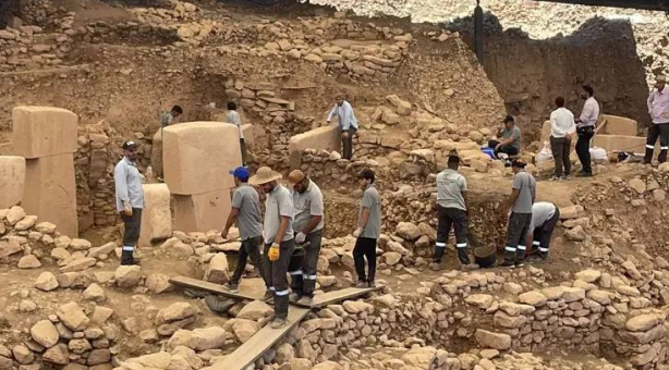 Foto - Göbeklitepe'de kazı alanına ağaç dikiliyor/Gerçeklerin üzeri örtülüyor! Kazı başkanı cevap verdi