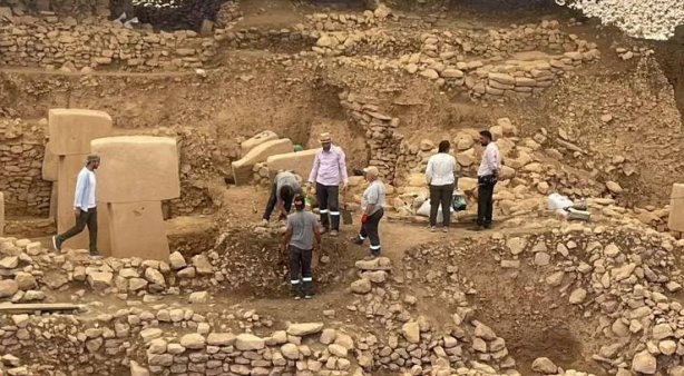 Foto - Göbeklitepe'de kazı alanına ağaç dikiliyor/Gerçeklerin üzeri örtülüyor! Kazı başkanı cevap verdi