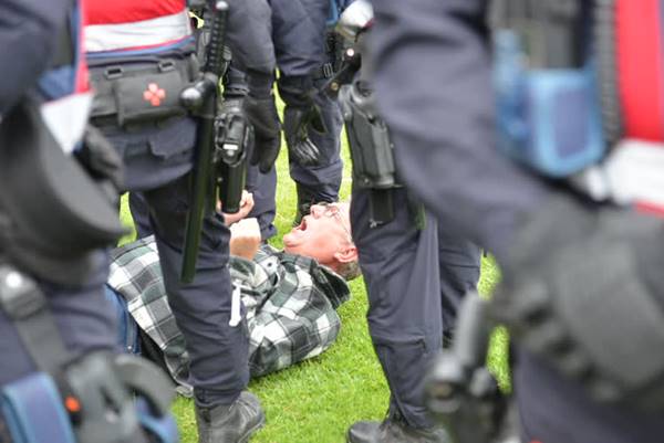Foto - Göçmen karşıtlarıyla destekçileri birbirine girdi! Polis müdahale etti