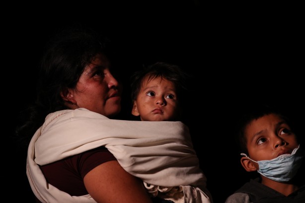 Göçmenlerin Meksika sınırından ABD'ye geçişi devam ediyor